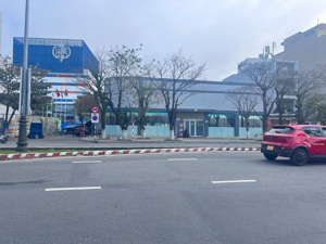 cho thuê showroom 3 mặt tiền đường nguyễn tất thành, 700m2, ngang 25m