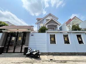 chính chủ gửi bán căn biệt thự sân vườn. sổ hồng hoàn công. trung tâm quận bình thuỷ