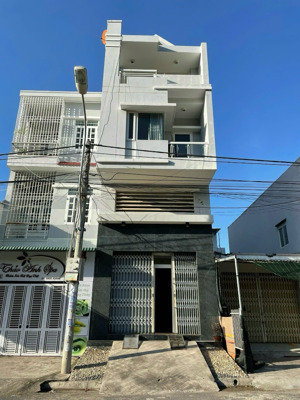 nhà 3 tầng đẹp đường lớn, sát biển và giá quá tốt để đầu tư