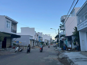 bán nhà đẹp ngang 4,5m mặt tiền đường nhựa triệu quang phục , vĩnh hoà nha trang