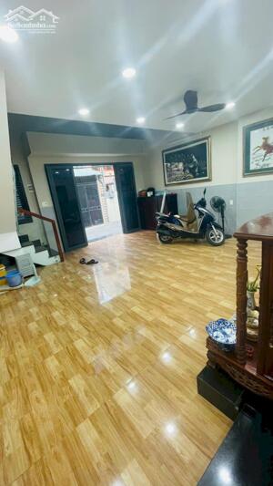 Tầng trệt mặt tiền hẻm xe tải dường 79/Q7-cần cho thuê, sân rộng thông suốt thoáng.Tháng3/2025
