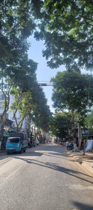 nhà mặt tiền, đường loại 2, cấp 4, 1 trệt + lửng, thích hợp kinh doanh kết hợp ở gia đình
