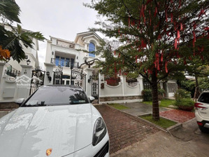 cần bán biệt thự khu compound nam phú quận 7. vị trí cạnh sông