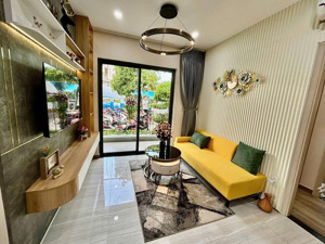 cần chuyển nhượng căn hộ tầng 10 & 18 , 2pn, 2wc ban công đông nam.