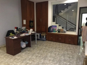 cần bán nhà kdc him lam 6a. dt 100m2, 1 trệt 3 lầu, nhà mới đẹp. giá 16,4 tỷ. lh e duyên 0901023479