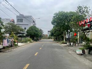 CHỦ CẦN BÁN GẤP ĐẤT TẶNG NHÀ 500TR, GẦN NGAY SÂN VẬN ĐỘNG.