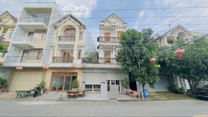 chính chủ giảm giá cho thuê nhà phố mặt tiền đường gs09, green square dĩ an bình dương gần 200m2