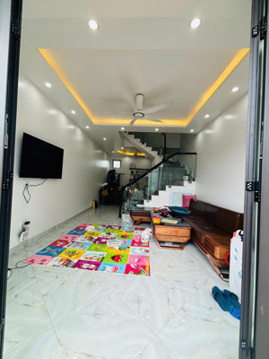 bán nhà 3 tầng tại cát linh tràng cát.ngõ rộng rãi ô tô nhỏ vào tận cửa.cách chợ nam hải 500m.