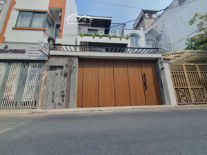 biệt thự cho thuê huỳnh lan khanh, p2. dt: 10x20m. 1 trệt 3 lầu sân thượng. phòng rộng. giá 54tr.