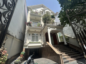 siêu biệt thự cho thuê bàu bàng, p13. ngay etown. dt: 12x25m. 1 hầm 4 lầu. sân vườn. giá 55tr/tháng
