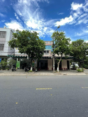 bán lô góc nga tu mặt tiền bề ngang dài 18m, gần biển vị trí kinh doanh vip