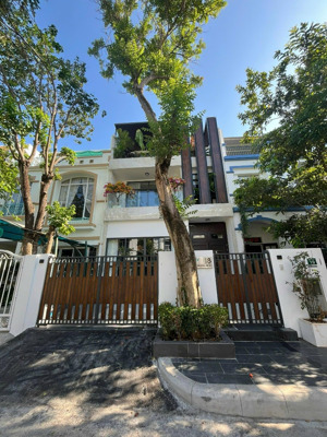 bán biệt thự hưng thái nhà đẹp - full nội thất - thiết kế sang trọng. khu compound an ninh. em luân