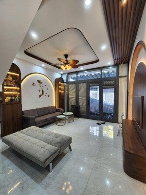 nhà ở chính chủ mới xây đầy đủ nội thất. trung tâm thành phố, gần siêu thị, gần chợ, gần bệnh viện.