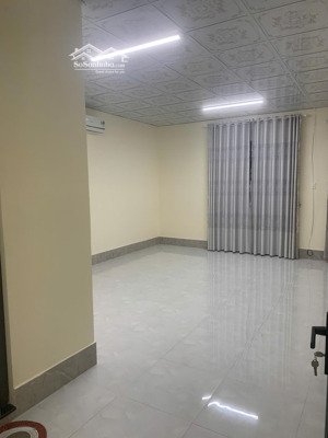 nhà 1 trệt 1 lầu trang bị đầy đủ máy lạnh, đèn, điện nước. phù hợp cho công ty, vpđd