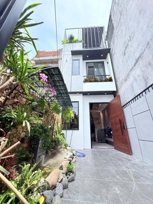 chính chủ cho thuê nhà 3 tầng đường biển nguyễn tất thành - đà nẵng