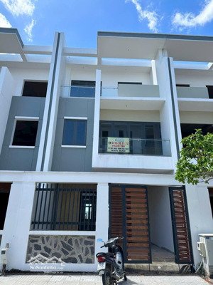 bán gấp căn nhà phố bà rịa 120m2 mặt tiền quốc lộ 51, 1 trệt 2 lầu, sổ hồng. lh 0775707172 phạm yến