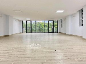 văn phòng cho thuê đặc quyền treo bảng hiệu trên đỉnh tòa nhà