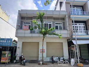 nhà cho thuê 1 trệt + 1 lầu (2 căn liền kề). diện tích 918m