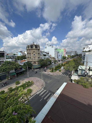 nhà mặt tiền vị trí đẹp gần ngã tư, mặt tiền 30m đường hiền vương. nhà đẹp. nội thất cao cấp