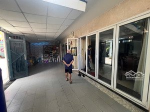 cho thuê villa lê đại hành quận 11 dt: 12x18, trệt , lửng, 3 lầu, 7 phòng full