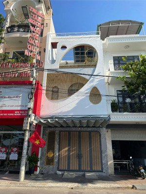 cho thuê nhà nguyên căn mặt tiềnn hoa lư 100m² giá siêu hot kinh doanh tốt- nhanh tay!