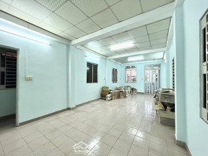 cho thuê phòng trống 40m2 phù hợp làm kho hoặc kinh doanh online - có thể ở 3 - 4 bạn ngay mặt tiền