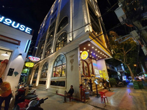 bán toà spa 8 tầng: hai mặt tiền nguyễn văn thoại. cách biển 300m. diện tích 232m2. có hồ bơi, đẹp