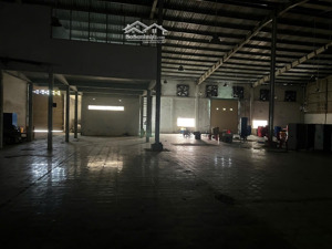 nhà xưởng cho thuê, diện tích 2000m2, thoáng mát, đường giao thông thuận tiện giáp quốc lộ 1a