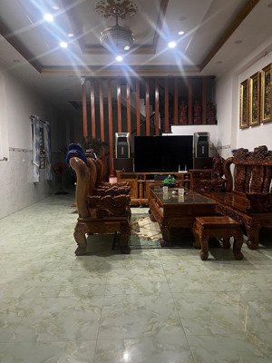 cần cho thuê nhà full nội thất. ngay cạnh vsip3 1000ha. xây dựng 1 trệt 1 lầu 3 phòng ngủ