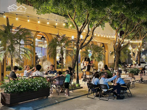 cho thuê lô góc mt: 40m dt: 300m2 đường trung tâm gần nhà hát lớn