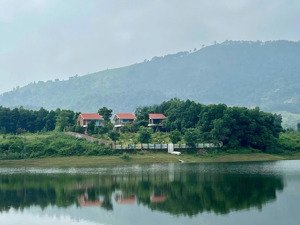 bán gấp 3 căn vilas mặt hồ cầu bãi sóc sơn hà nội.nằm trên dt 3600m2 sẵn khuôn viên nghỉ dưỡng