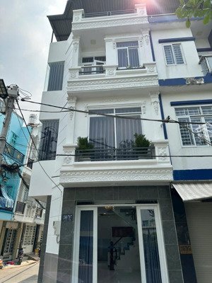 cần cho thuê căn nhà góc 2 mặt tiền hẻm xe hơi 1368 phước kiển, nhà 1 trệt 2 lầu giá 10tr/tháng