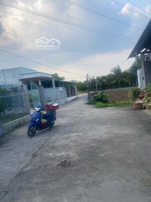 chính chủ cho thuê nhà vườn gần khu công nghiệp hoà bình nhà 180m2 rộng giá rẻ 3tr/tháng 3pn 4wc