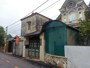 trên đất có sẵn hai căn nhà. thoáng, tiện lợi, an ninh tốt