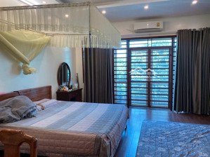 bán nhà riêng tặng nội thất nhà cực mới đường rộng thông thoáng