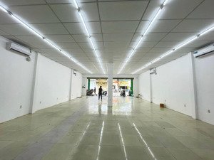 cho thuê showroom gần 800 m2, ngang 17, mặt tiền nguyễn ảnh thủ, q12, giá 150tr/ tháng