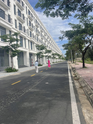 bán shophouse mới xây nằm trên mặt tiền đường hùng vương, tp tuy hoà, dt: 7x14m - 6 tầng giá 6.8 tỷ