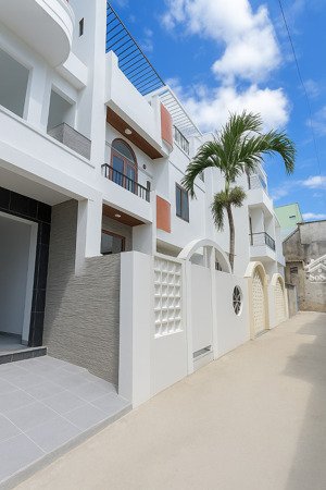 bán 5 căn liền kề đường phạm văn nghị - ngay cầu rồng. sẵn hđ thuê 25triệu / tháng