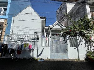 cho thuê nhà cấp 4 tại hẻm 378 trương công định, p8, vung tau, dt 80m2 gom 2pn, 2wc. giá 5tr/tháng.