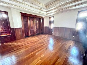 bán biệt thự lạc long quân, gần đầm sen, 4 tầng full nội thất, dt khủng 7x30 giá 25 tỷ