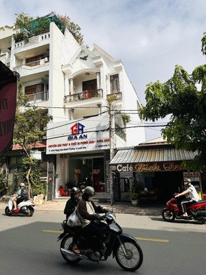 cửa hàng rộng 40m2 - mặt tiền sầm uất, gần trường - chợ, có vỉa hè rộng