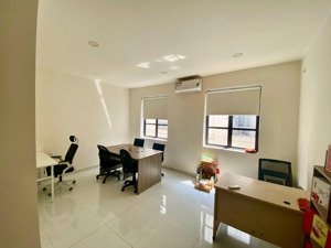 văn phòng cityland 5tr sẵn bàn ghế