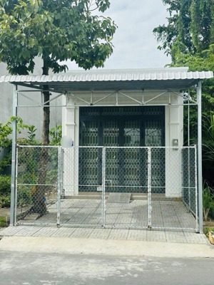 nhà trệt cấp 4, sân oto qua cầu 26/3, 2 phòng ngủ, có 2 máy lạnh, lộ 30m, đông nam, mới