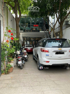 bán nhà 3 tầng mới tinh, mặt tiền tây hòa sát xlhn, dt 205m2 thu nhập 60tr/tháng. sân đậu 4 ô tô
