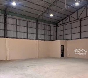 kho xưởng cho thuê dt 300m2 pccc phun nước tự động, lâu dài 3 năm