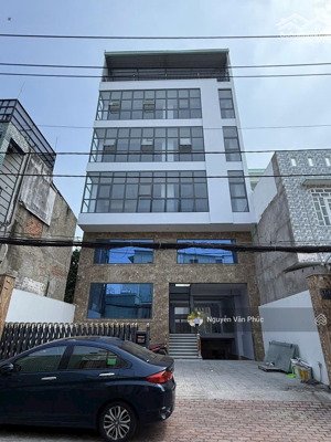 cho thuê toà nhà 1 hầm 5 tầng mt hồ bá phấn, ra xa lộ hà hội, metro 200m. dt 10m*20m=200m2 đất vv