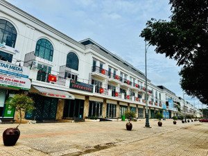 cần xoay vốn nên bán gấp nhà phố vị trí đẹp