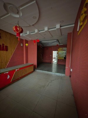 tòa nhà 1 trệt 3 lầu, 2 sân thượng: sảnh rộng, 9pn, 7wc, 2 giếng trời thông thoáng. có máy lạnh