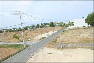 còn 2 lô đất ngay ngã ba tân lân, ngay thị trấn cần đước. hết giá 520tr , đất có sổ đầy đủ .