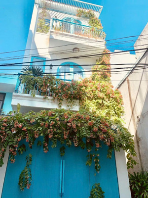cho thuê nhà đẹp 3 tầng, 4 phòng ngủ, 185m2 gần sân bay, đầy đủ nội thất, có gara ôtô đậu trong nhà